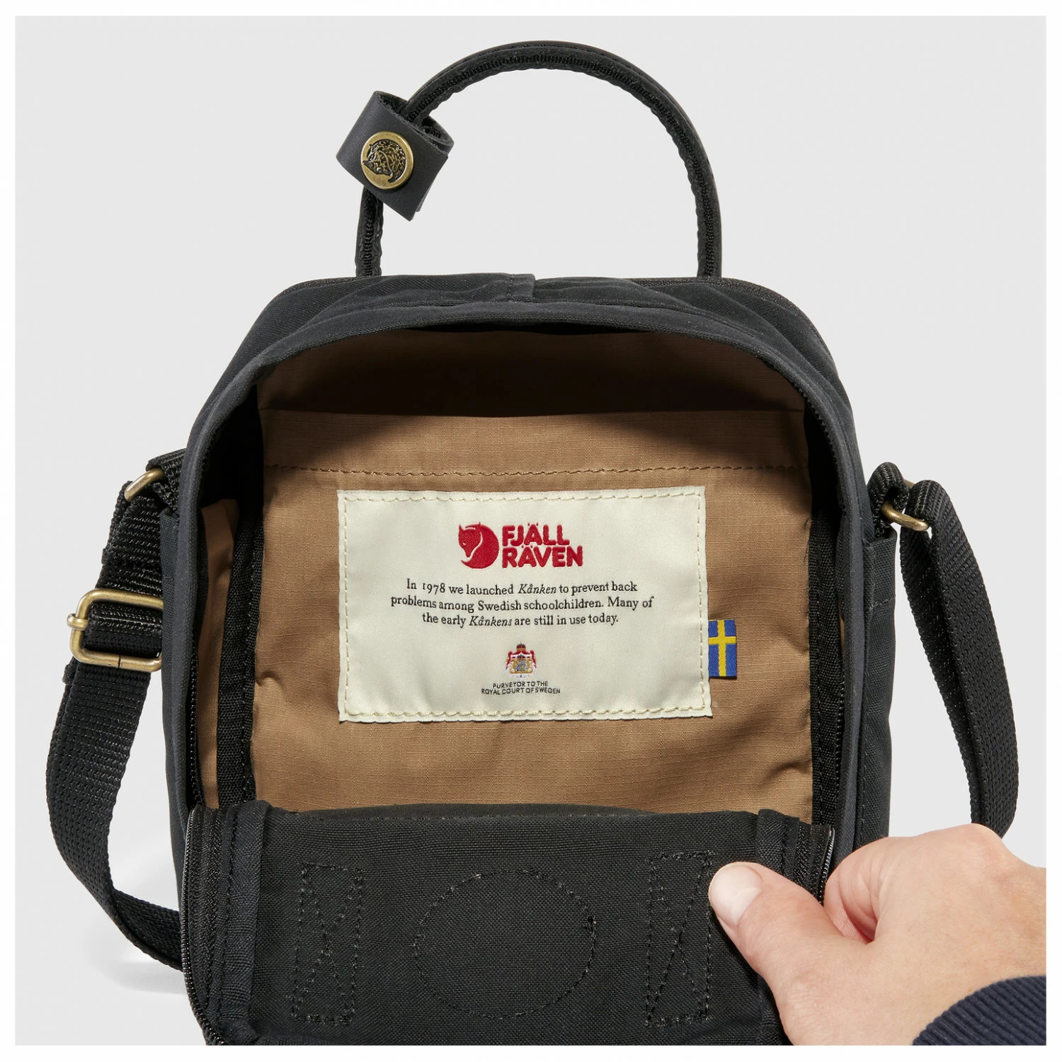 FJÄLLRÄVEN Kånken No. 2 Black Sling 2,5 - Shoulder Bag 12 FJÄLLRÄVEN Kånken No. 2 Black Sling 2,5 - Shoulder Bag - Image 10