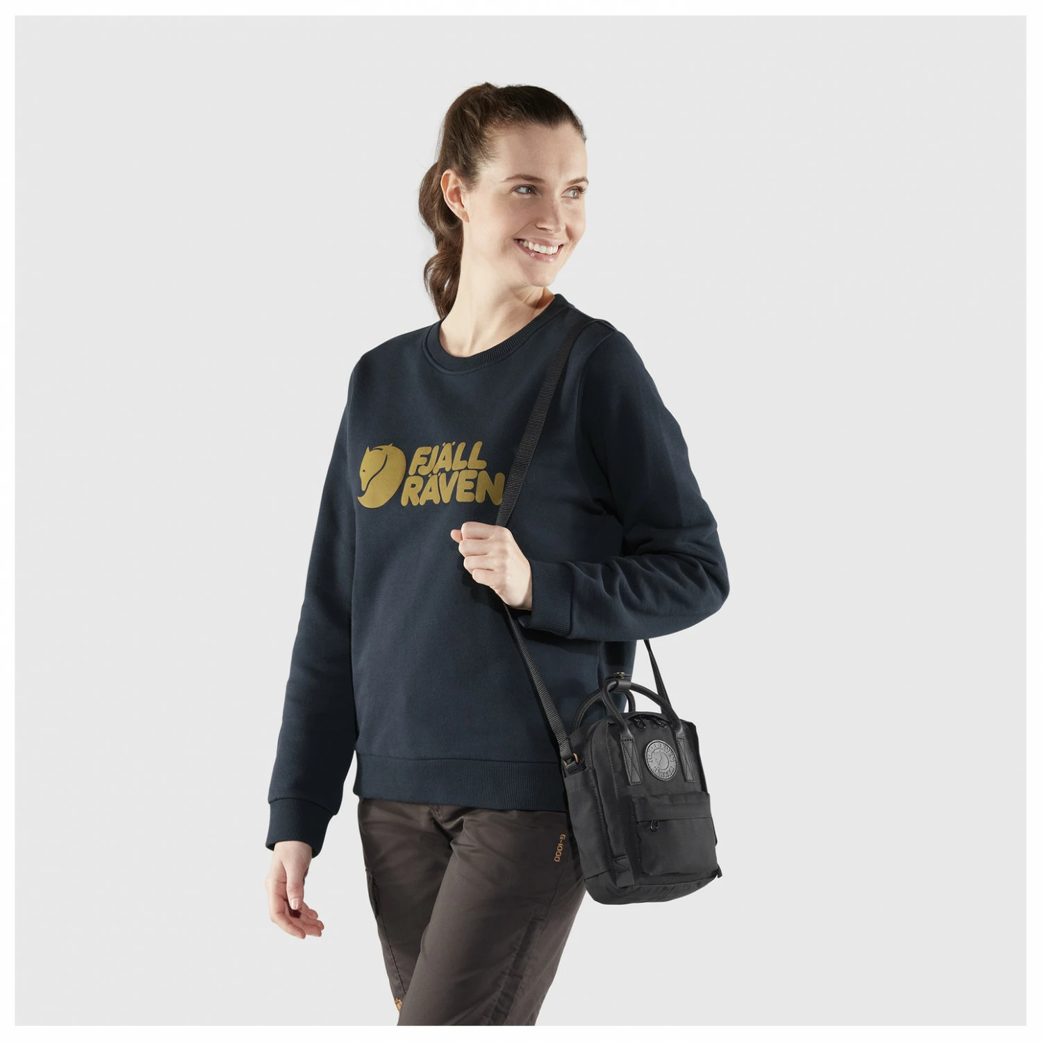 FJÄLLRÄVEN Kånken No. 2 Black Sling 2,5 - Shoulder Bag 7 FJÄLLRÄVEN Kånken No. 2 Black Sling 2,5 - Shoulder Bag - Image 5