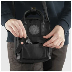 FJÄLLRÄVEN Kånken No. 2 Black Sling 2,5 - Shoulder Bag 20 FJÄLLRÄVEN Kånken No. 2 Black Sling 2,5 - Shoulder Bag -camping sale fjaellraeven kaanken no 2 black sling 25 shoulder bag detail 7