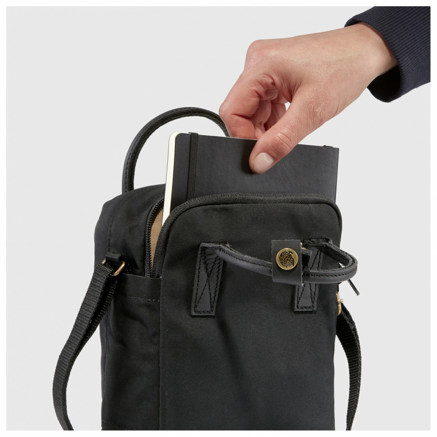 FJÄLLRÄVEN Kånken No. 2 Black Sling 2,5 - Shoulder Bag 10 FJÄLLRÄVEN Kånken No. 2 Black Sling 2,5 - Shoulder Bag - Image 8