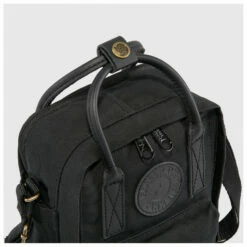 FJÄLLRÄVEN Kånken No. 2 Black Sling 2,5 - Shoulder Bag 22 FJÄLLRÄVEN Kånken No. 2 Black Sling 2,5 - Shoulder Bag -camping sale fjaellraeven kaanken no 2 black sling 25 shoulder bag detail 9