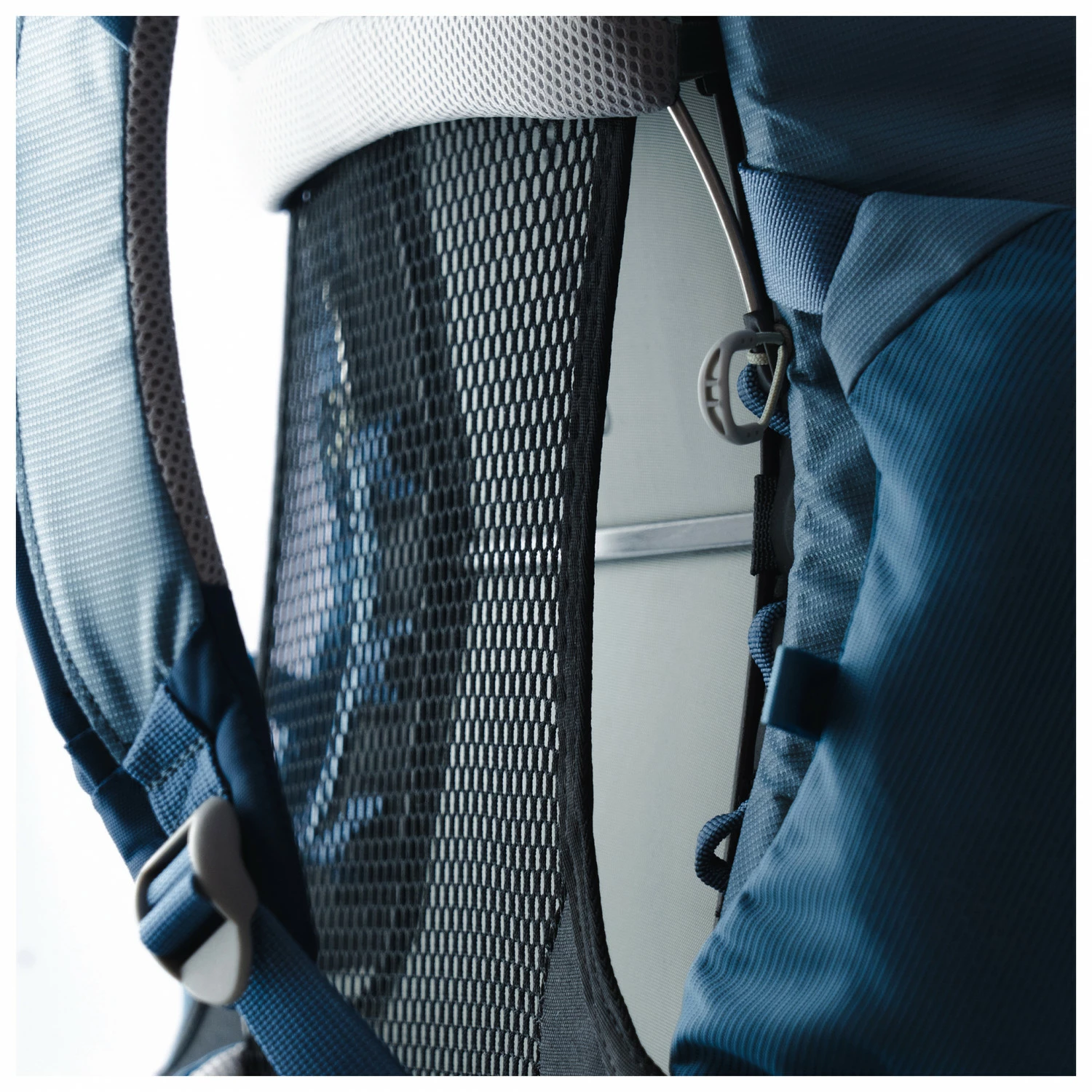 Osprey Kid's Ace 38 - Walking Backpack 6 Osprey Kid's Ace 38 - Walking Backpack - Image 4